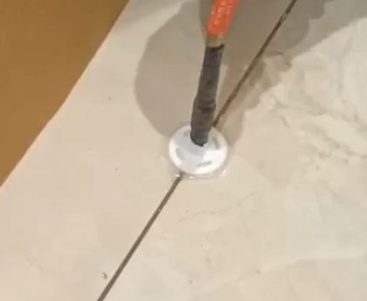 封开瓷砖空鼓维修公司专业解答瓷砖在铺贴过程中，如果没有涂抹均匀到位的粘结材料（如水泥砂浆或瓷砖胶），可能会导致以下问题