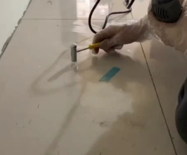 封开瓷砖开裂维修公司专业分享瓷砖在铺贴前如果没有沥干水分，将会导致以下问题